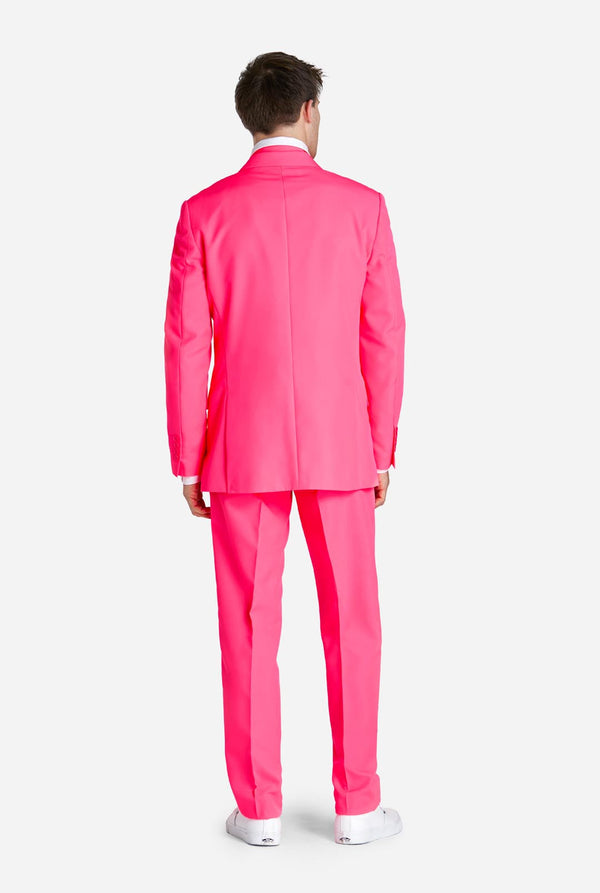 Mann trägt neonpinken Herrenanzug, Ansicht von hinten.