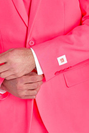 Mann trägt neonpinken Herrenanzug, Nahaufnahme